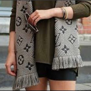 100% Authentic LouisVuitton Logomania scarf “Gray”
